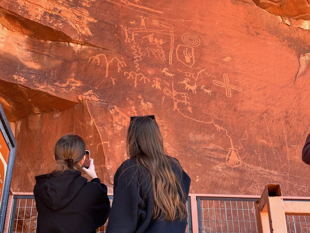 Visite Las Vegas Aventures-petroglyphs wall