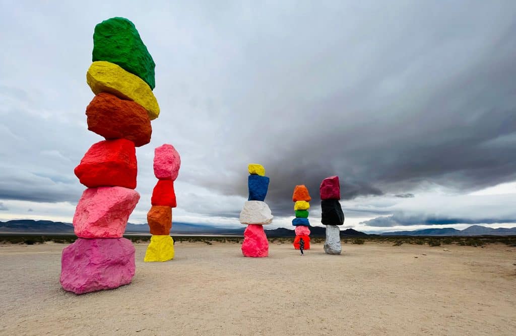 Seven-Magic-Mountains-visite-guidée