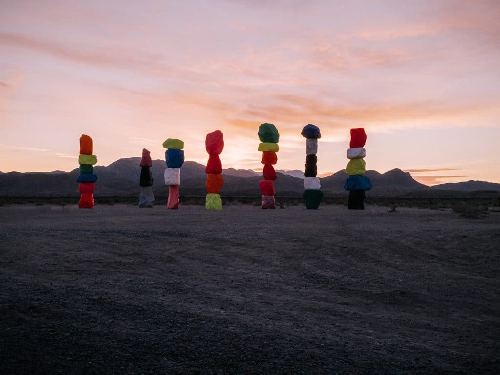 7-magic-mountains-de-nuit-visite-guidée-coucher-de-soleil