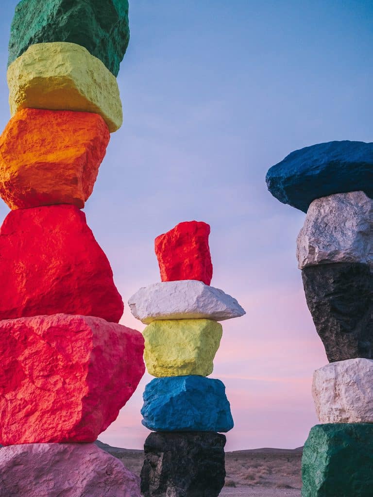 7-magic-mountains-gros-plan-visite-guidée