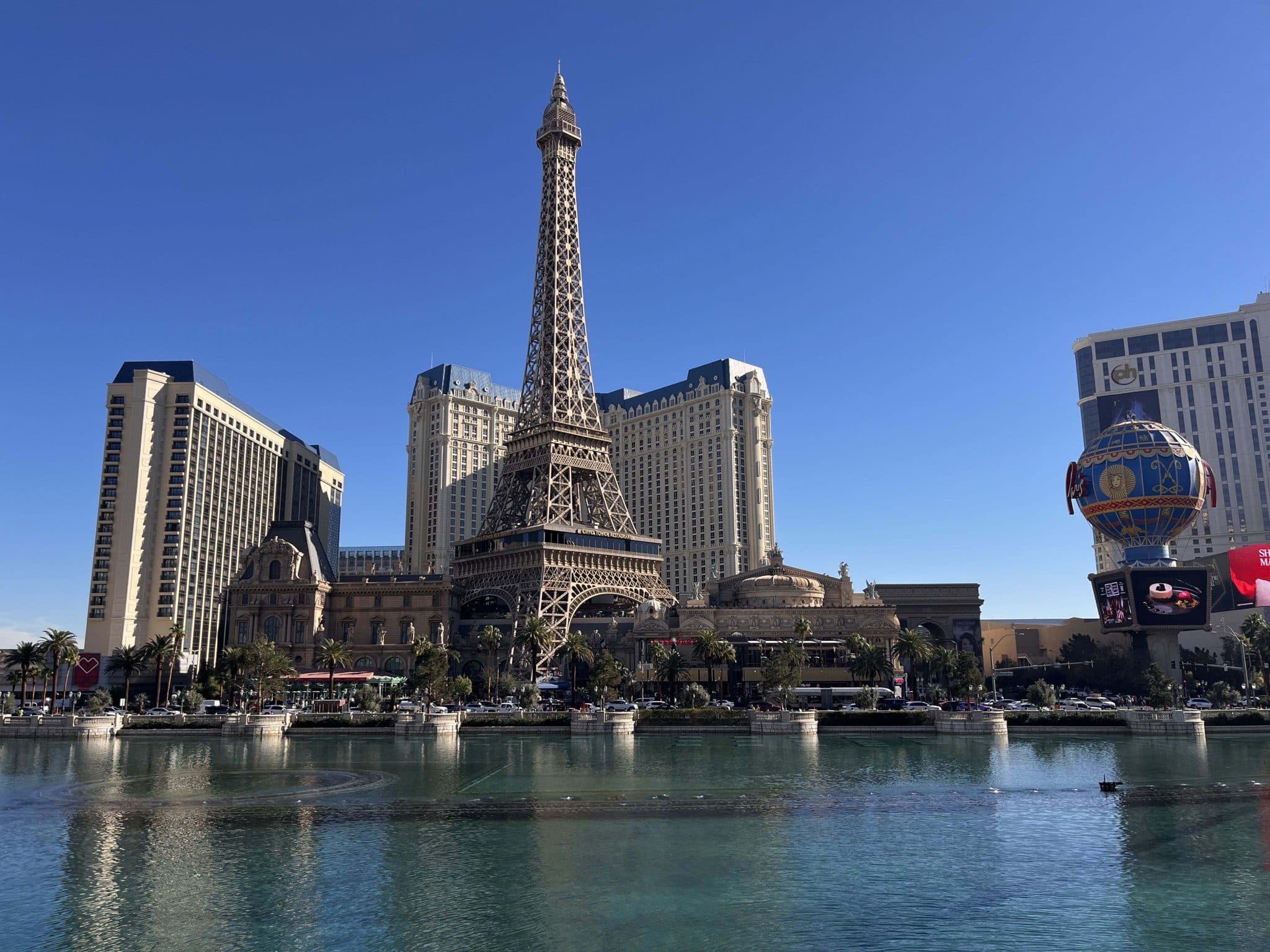 strip-visite-paris-tour-eiffel-las-vegas-aventures