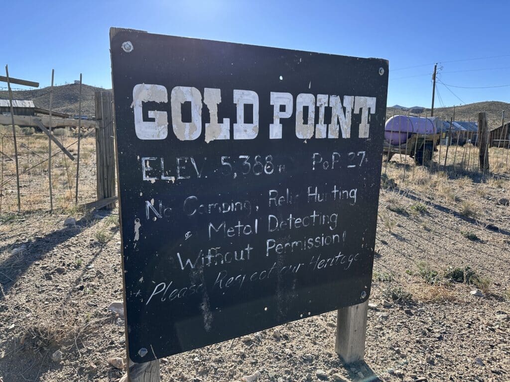 gold-point-sign