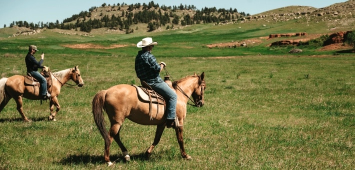 clients dans un ranch aux USA à cheval