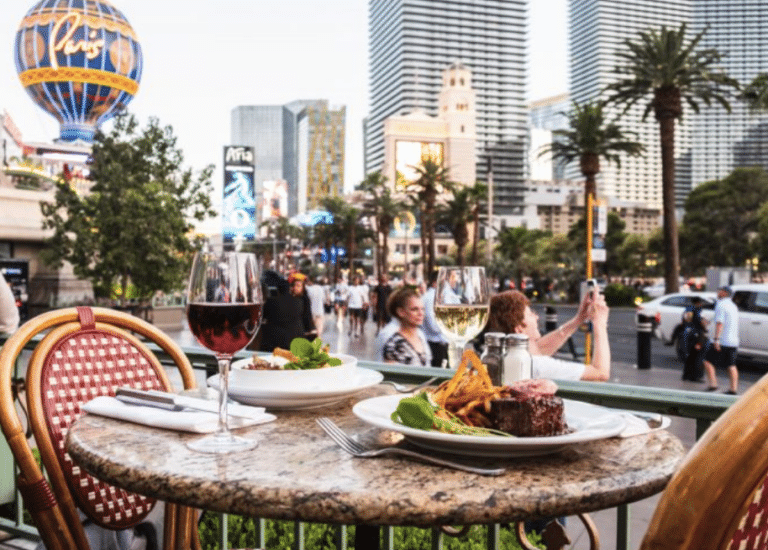 Table en terrasse chez Mon Ami Gabi à Las Vegas, face au Strip