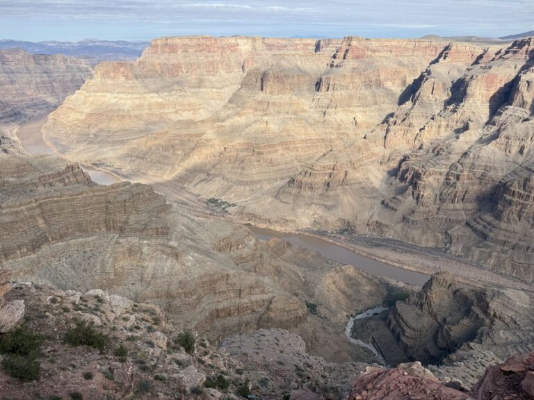 Le fleuve Colorado au fond du Grand Canyon West, vu depuis Guano Point